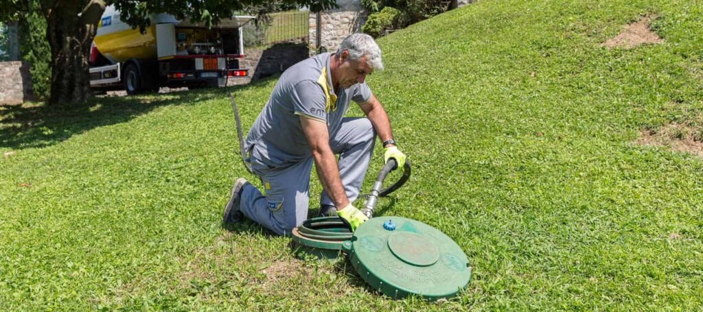 operatore effettua rifornimento e manutenzione bombolone gpl interrato