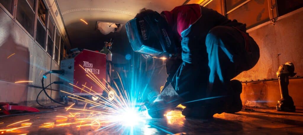 tecnico di saldatura opera su componenti metalliche