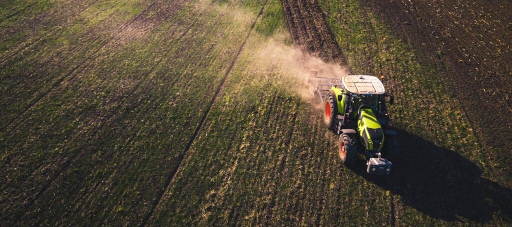 macchina agricola lavora su campo arato