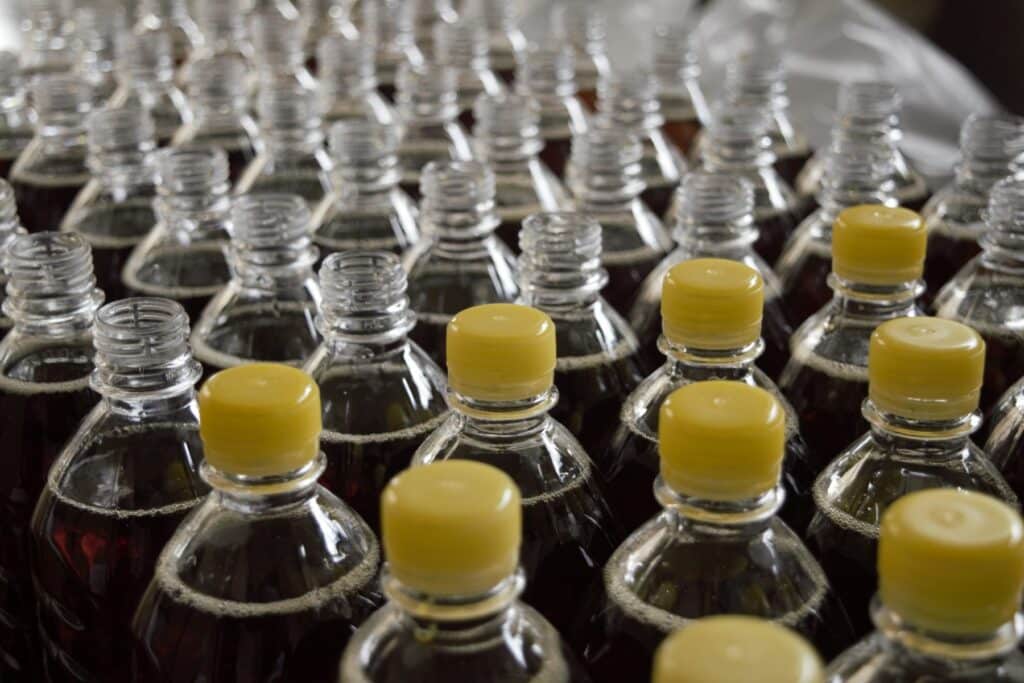 processo di imbottigliamento e gasatura per soft drink