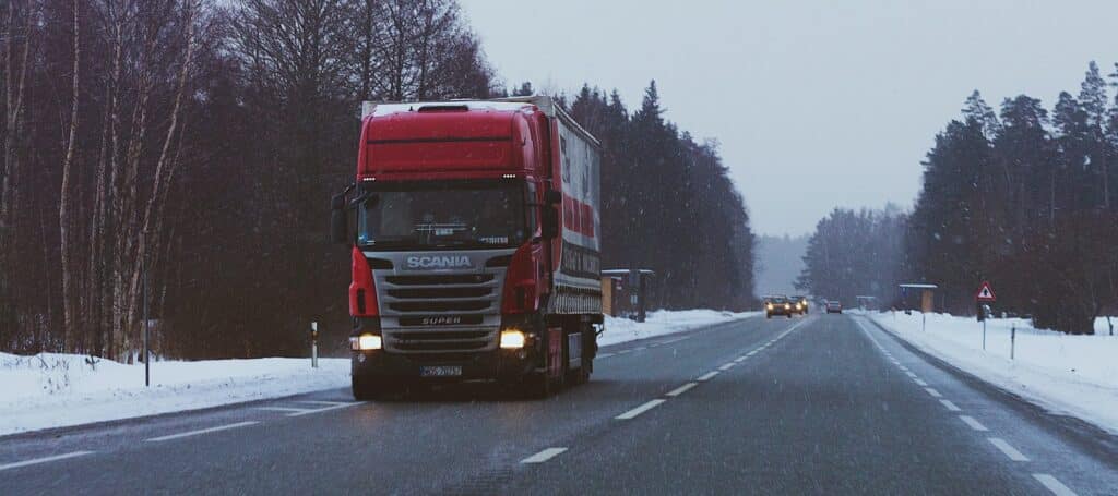 autotrasportatore guida camion sulla neve