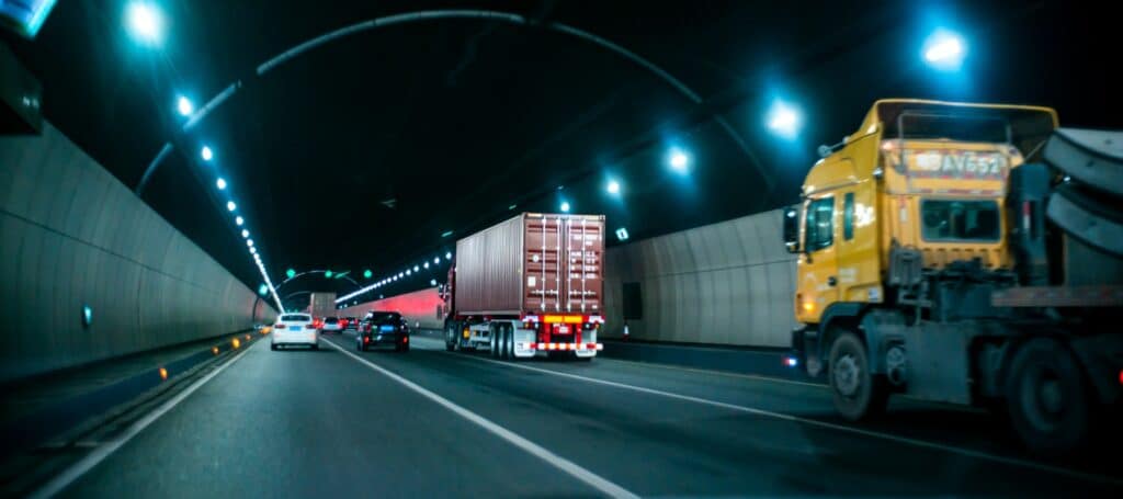 camion in marcia in galleria