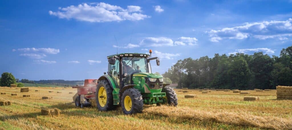 trattore alimentato a gasolio in un campo di fieno