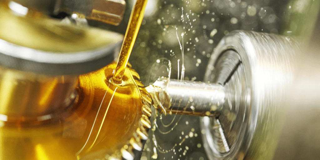 applicazione lubrificante industriale su ingranaggio