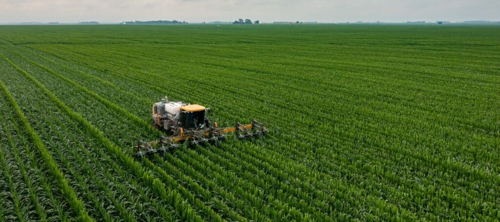 trebbiatrice lavora su terreno agricolo