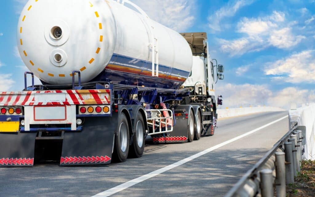 autocisterna trasporta gasolio per autotrazione