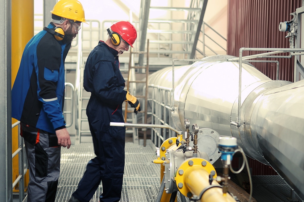 Gas tecnici usati in industria chimica con operatori al lavoro