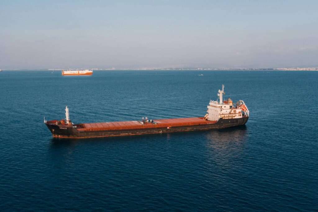 Nave commerciale che usa olio lubrificante